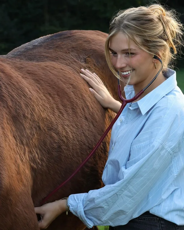 Dierenarts Fien Daelman met een paard
